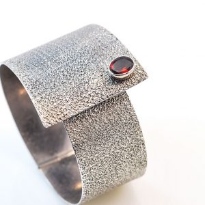 Oxidiseb Silver bracelet with garnet