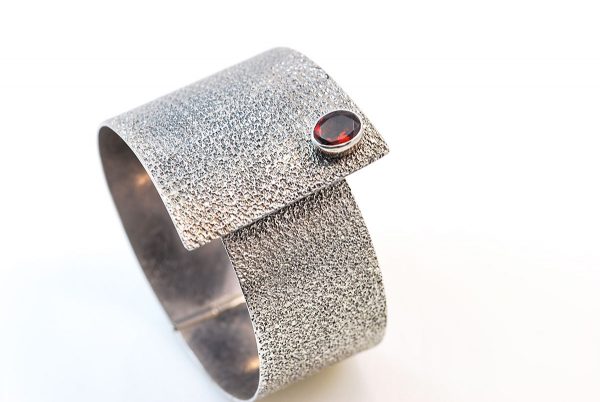 Oxidiseb Silver bracelet with garnet